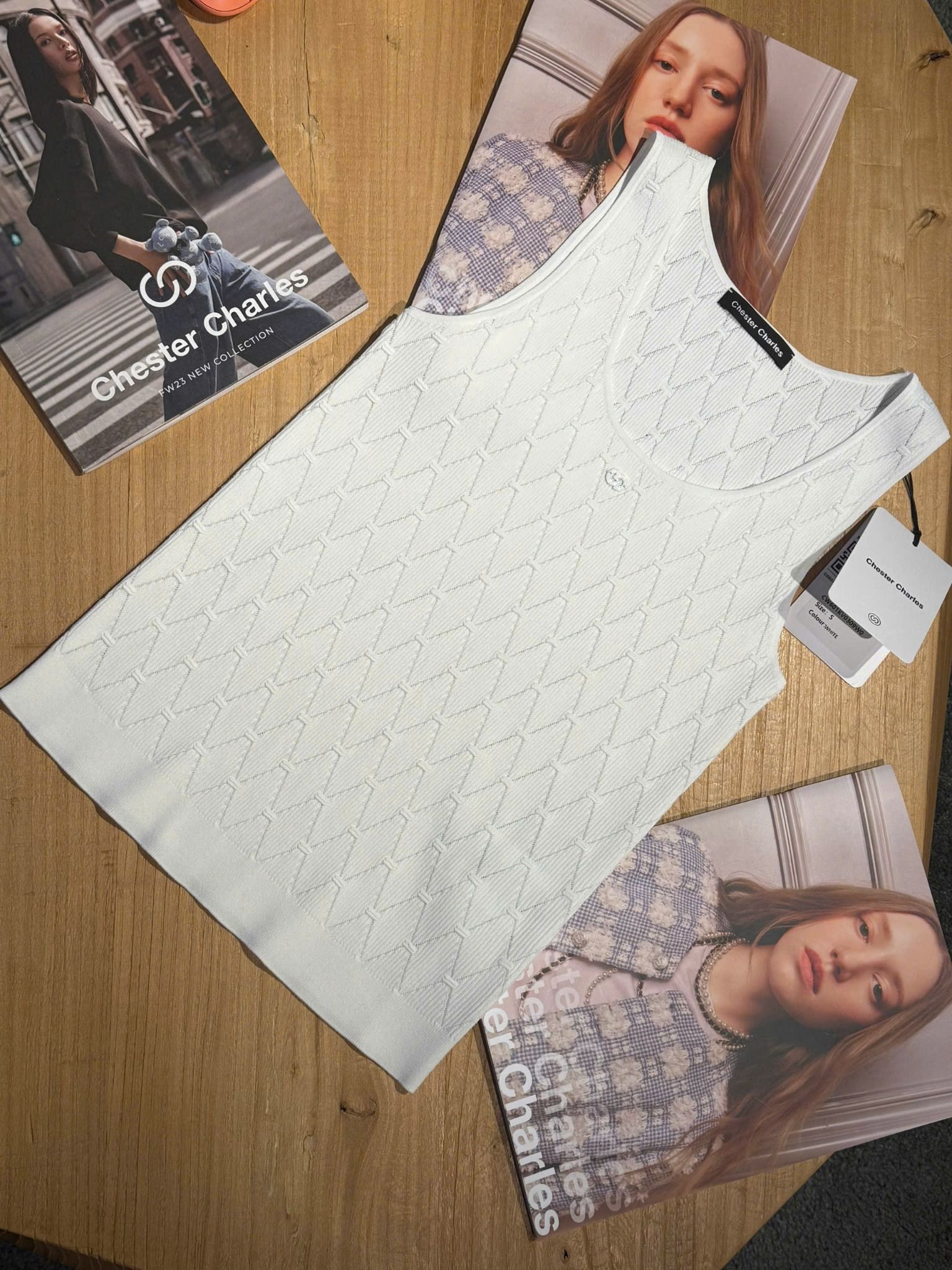  Áo tanktop trắng -họa tiết hình thoi 