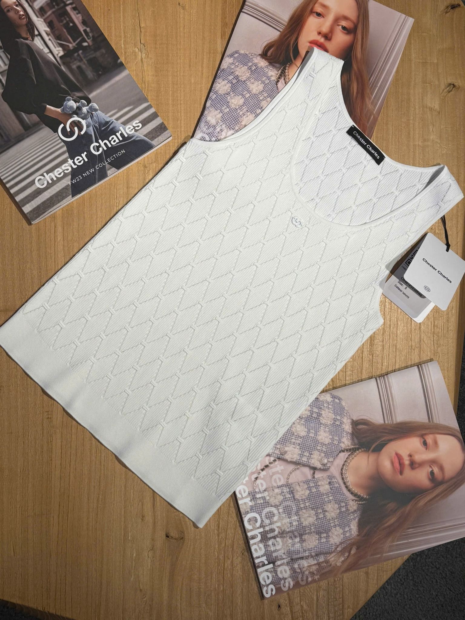  Áo tanktop trắng -họa tiết hình thoi 