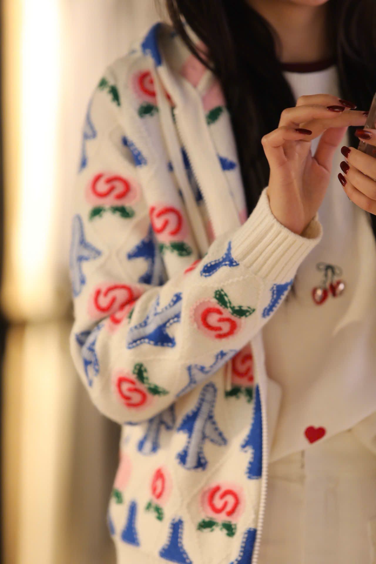  Áo khoác có mũ trắng kéo khóa họa tiết máy bay 