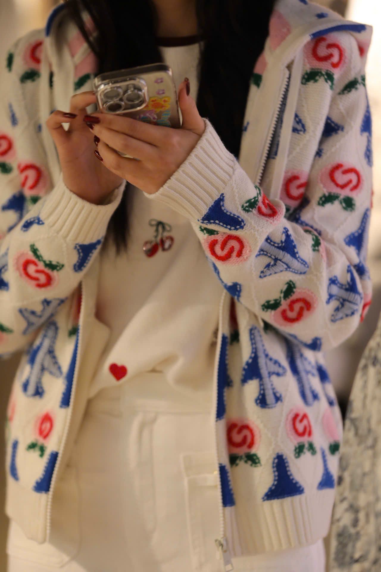  Áo khoác có mũ trắng kéo khóa họa tiết máy bay 