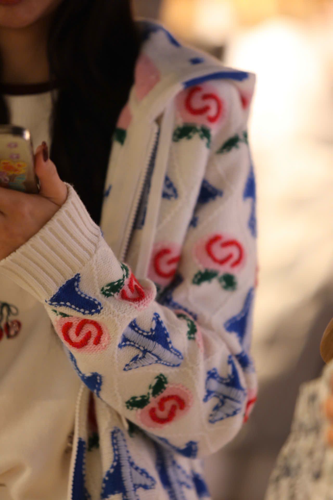  Áo khoác có mũ trắng kéo khóa họa tiết máy bay 