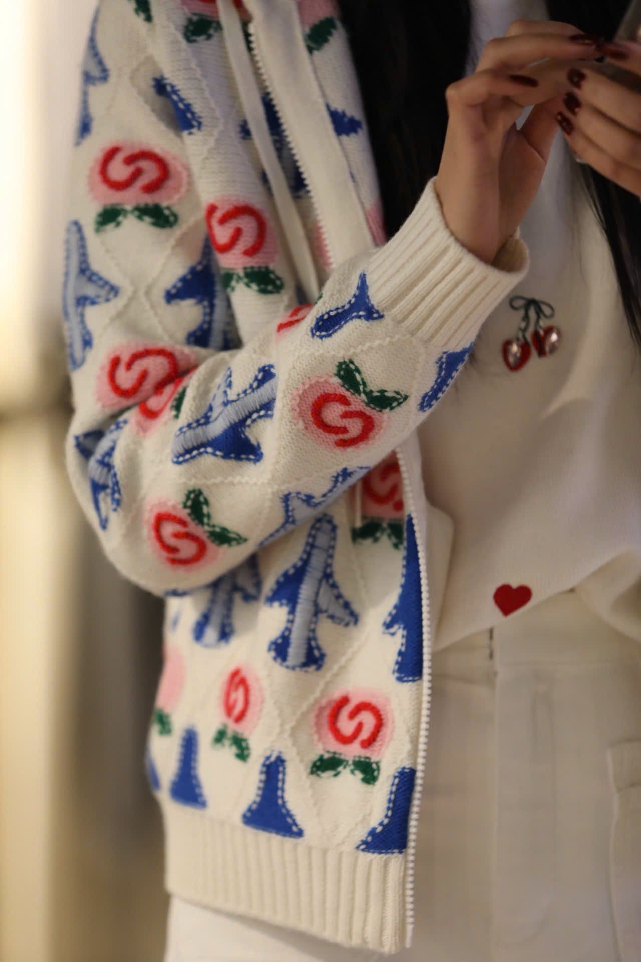  Áo khoác có mũ trắng kéo khóa họa tiết máy bay 