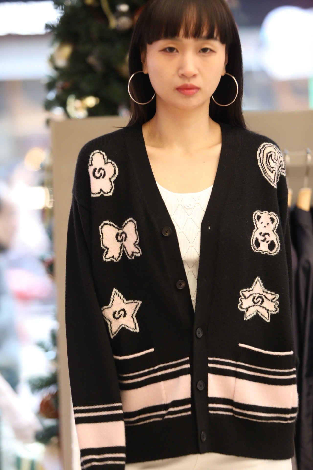  Áo CDG đen cổ V logo thêu nổi 