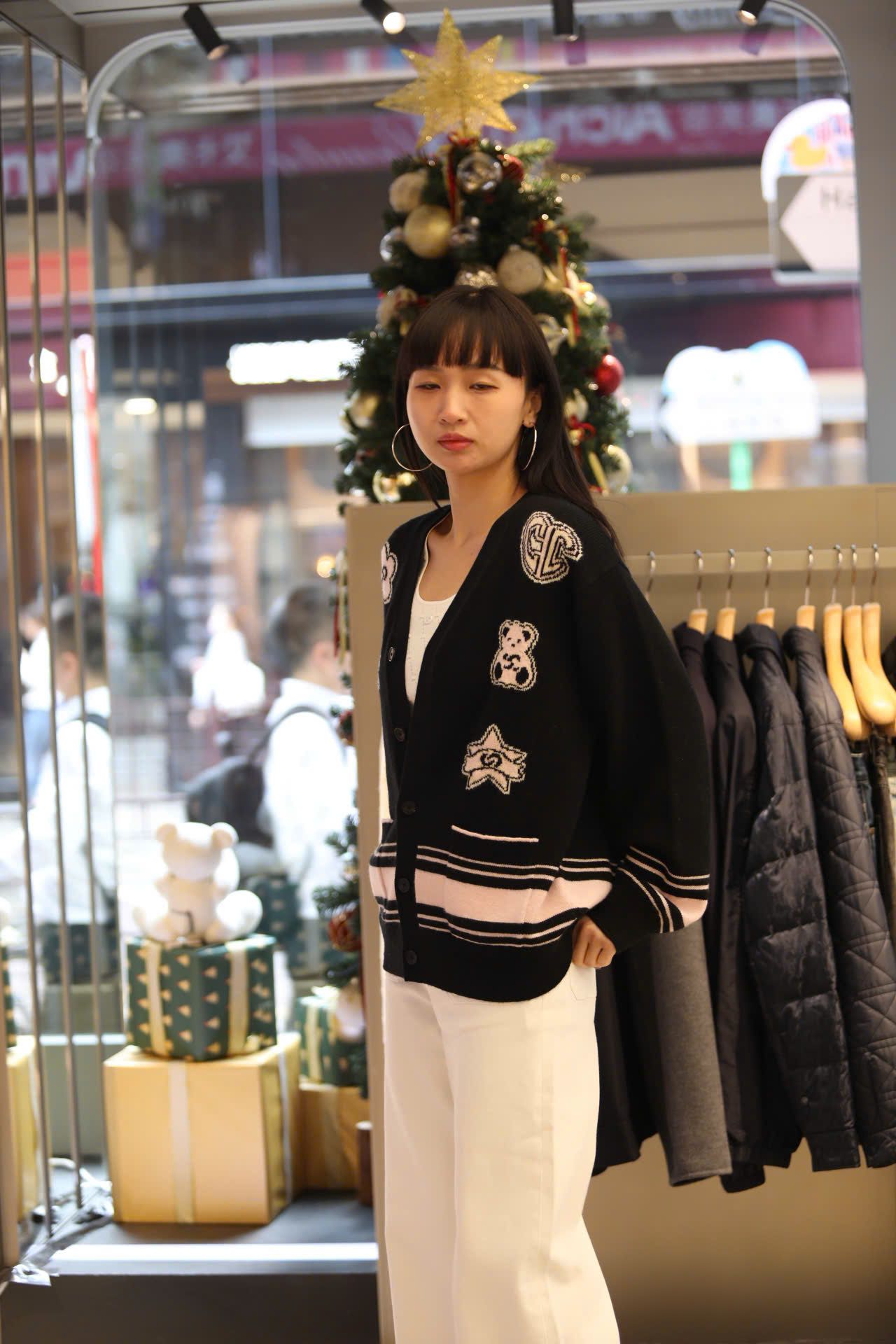  Áo CDG đen cổ V logo thêu nổi 