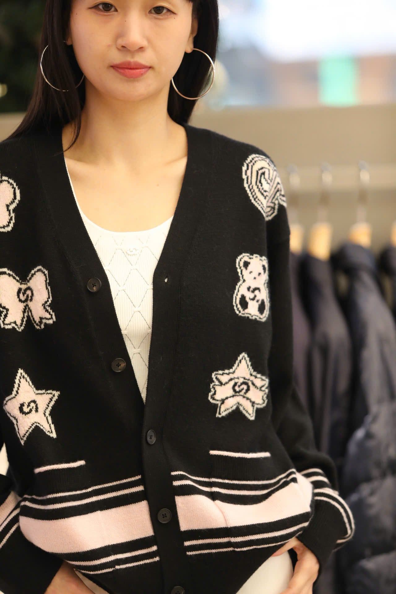  Áo CDG đen cổ V logo thêu nổi 