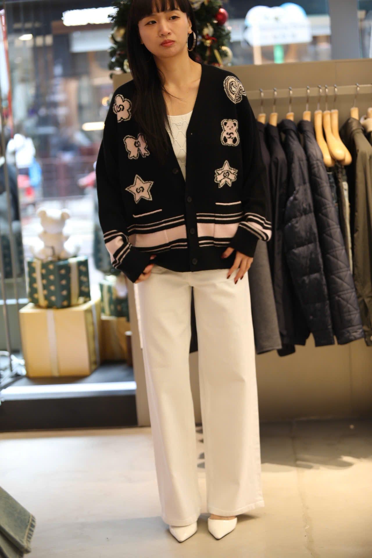  Áo CDG đen cổ V logo thêu nổi 