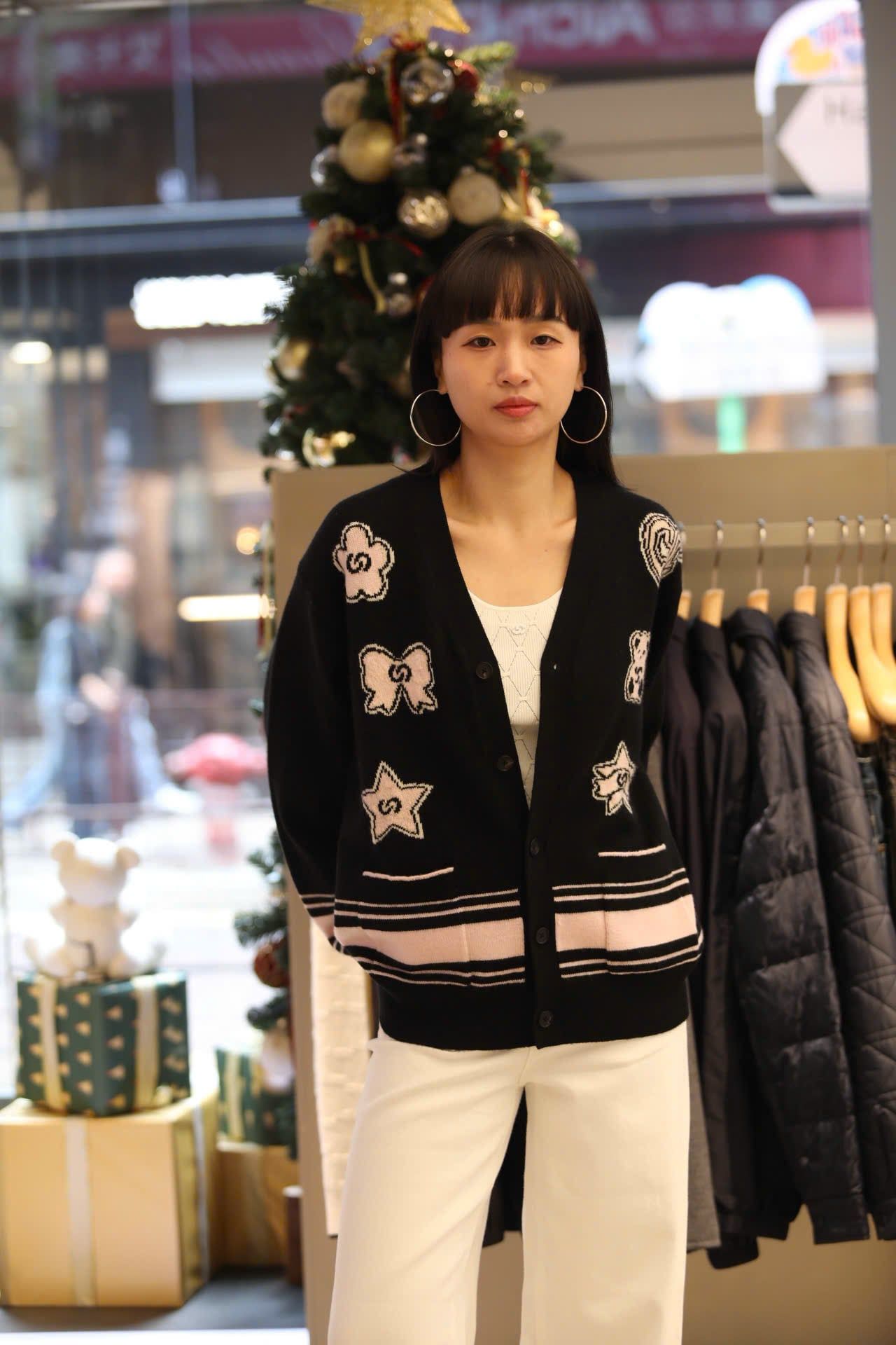  Áo CDG đen cổ V logo thêu nổi 