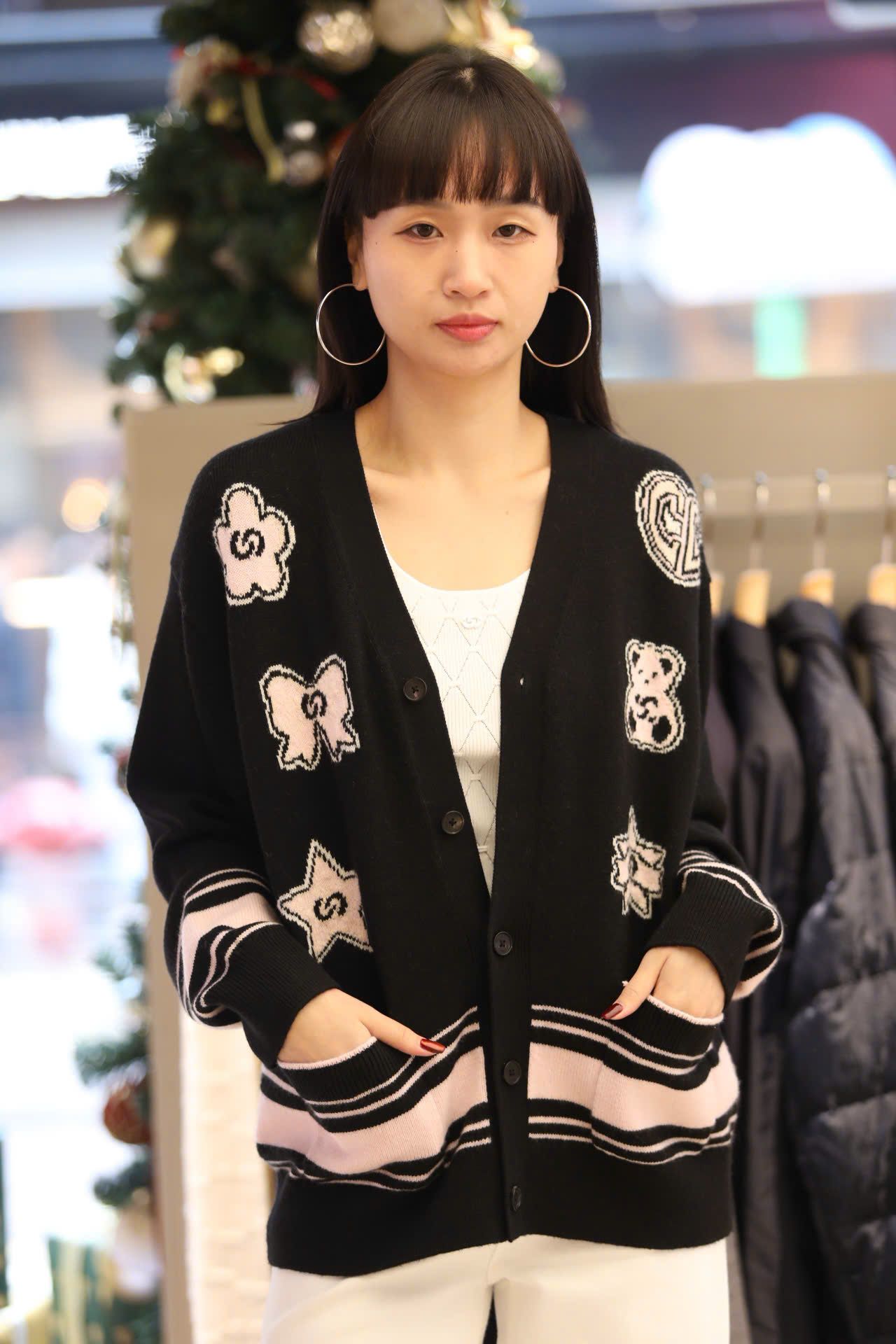  Áo CDG đen cổ V logo thêu nổi 