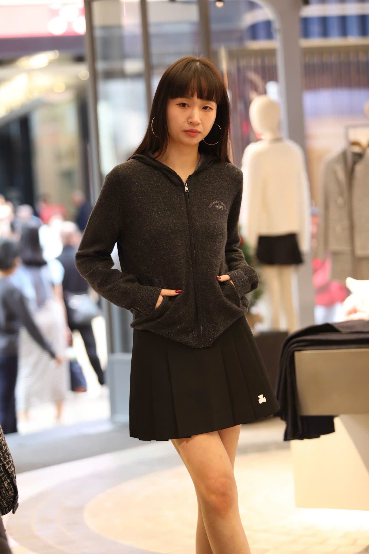  6.Chân váy ngắn xếp ly đen, gấu trắng, cạp chữ chạy 