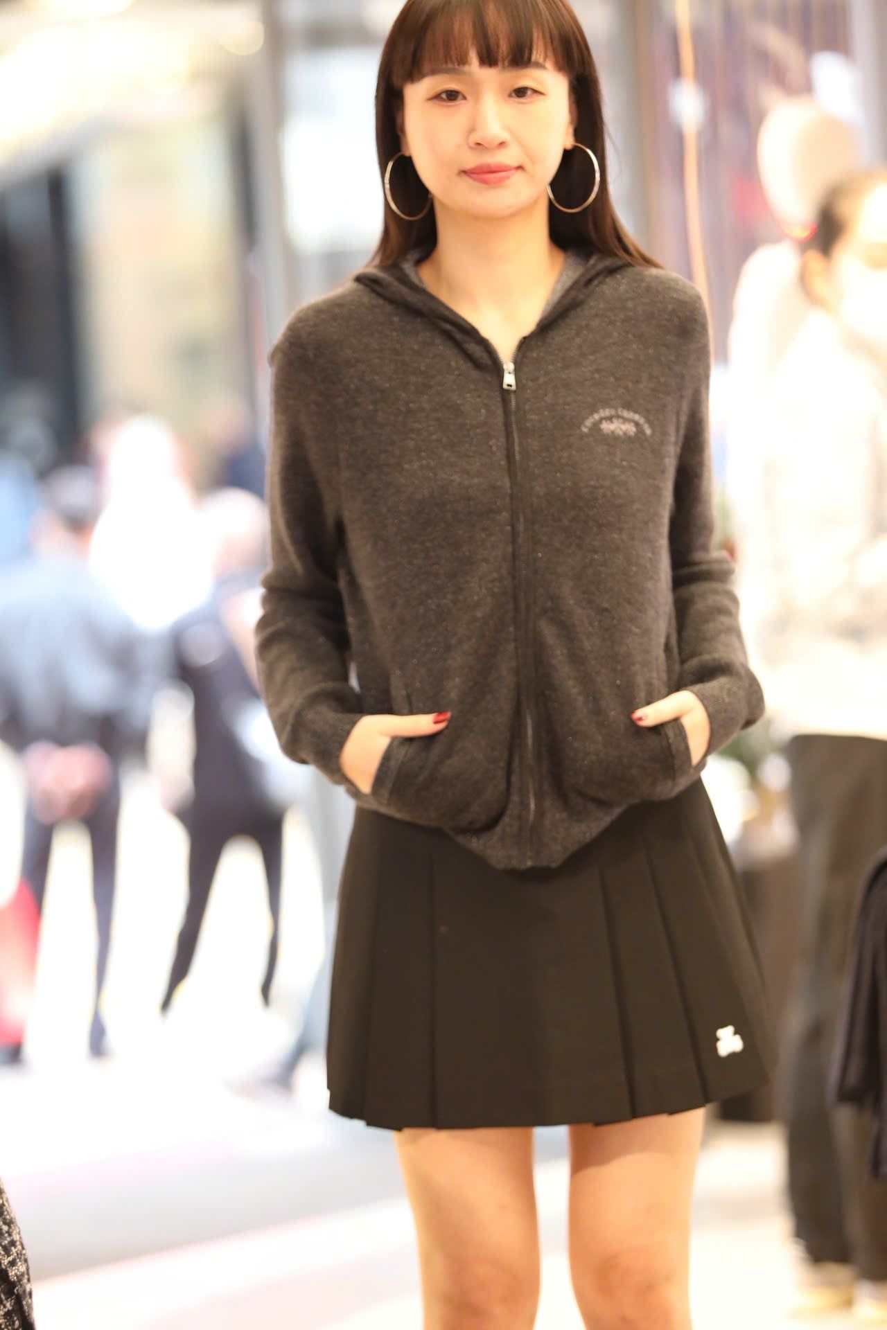  6.Chân váy ngắn xếp ly đen, gấu trắng, cạp chữ chạy 