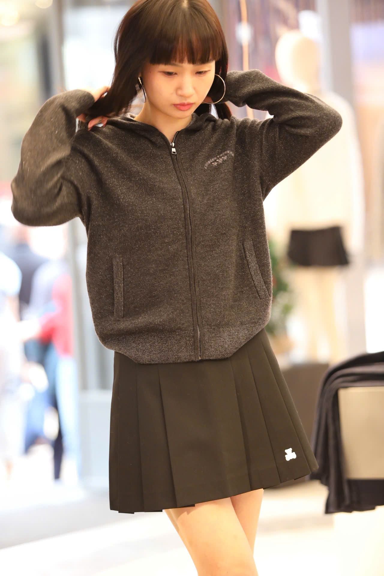  6.Chân váy ngắn xếp ly đen, gấu trắng, cạp chữ chạy 