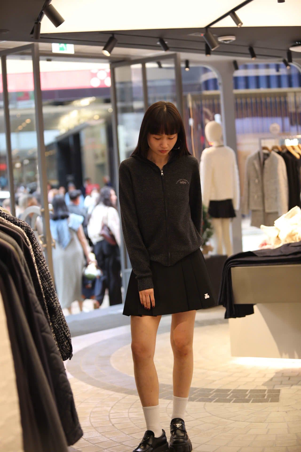  2.Áo khoác len xám có mũ - kéo khóa 