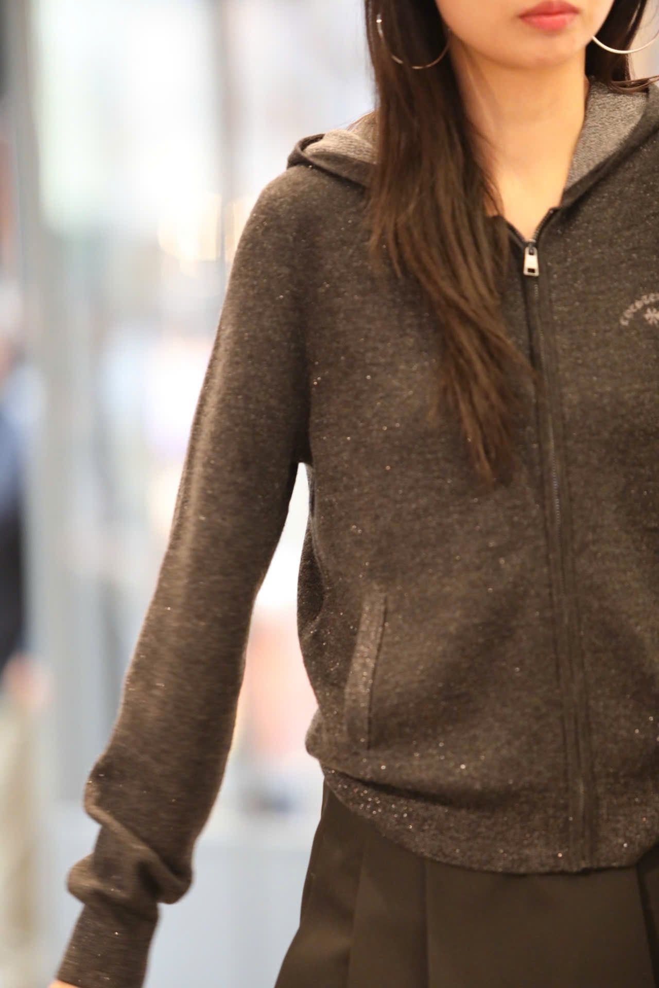  2.Áo khoác len xám có mũ - kéo khóa 