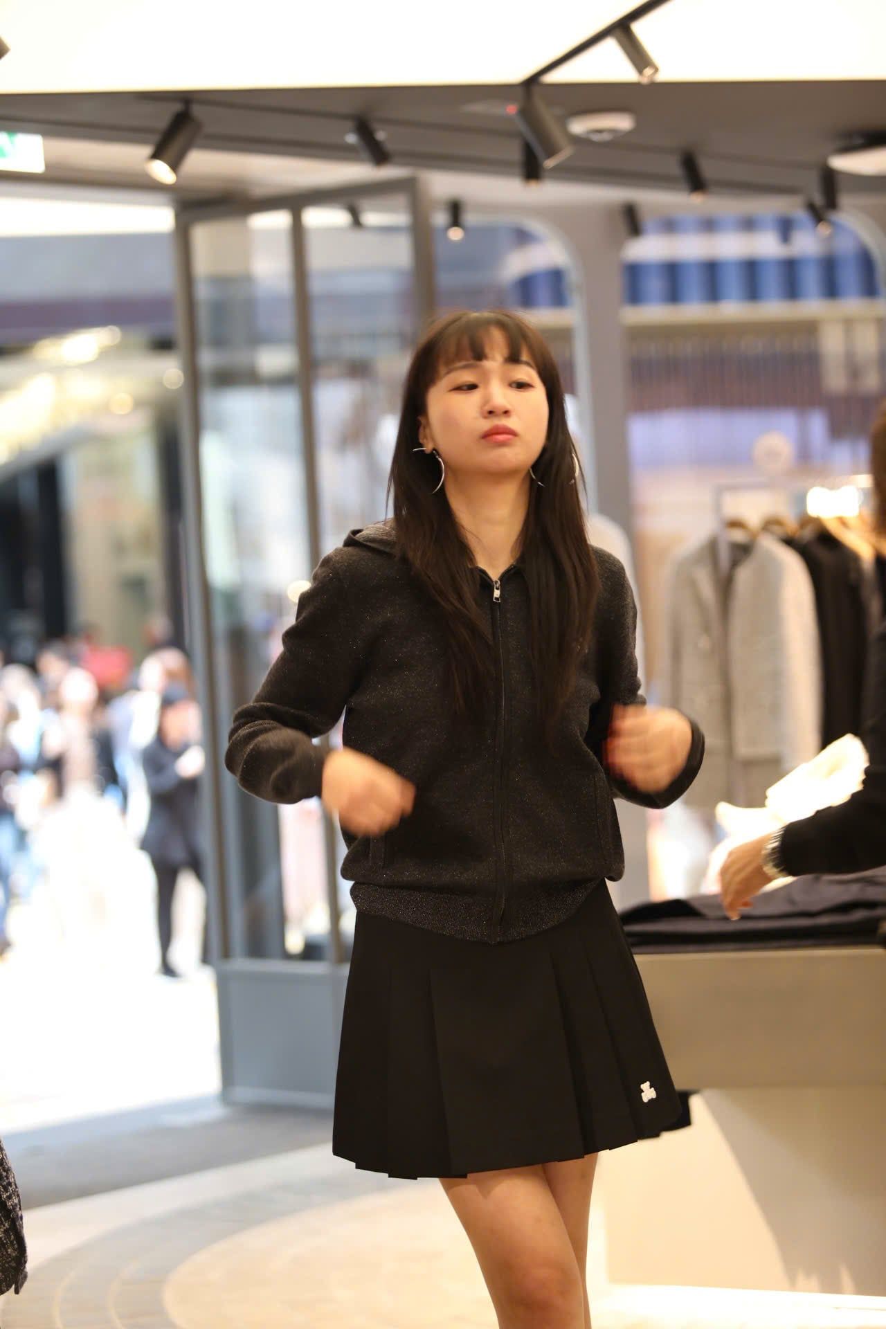  2.Áo khoác len xám có mũ - kéo khóa 