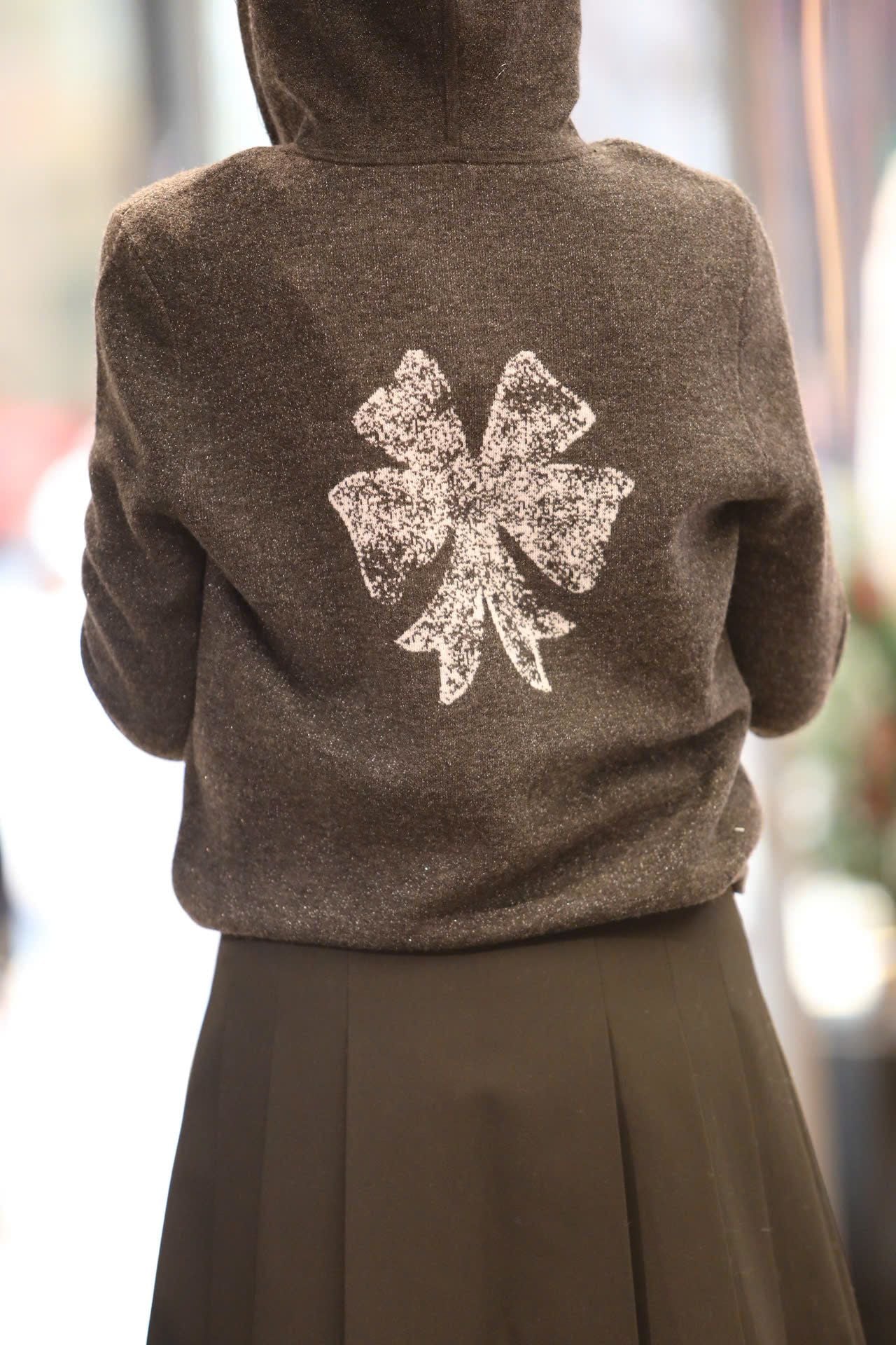  2.Áo khoác len xám có mũ - kéo khóa 