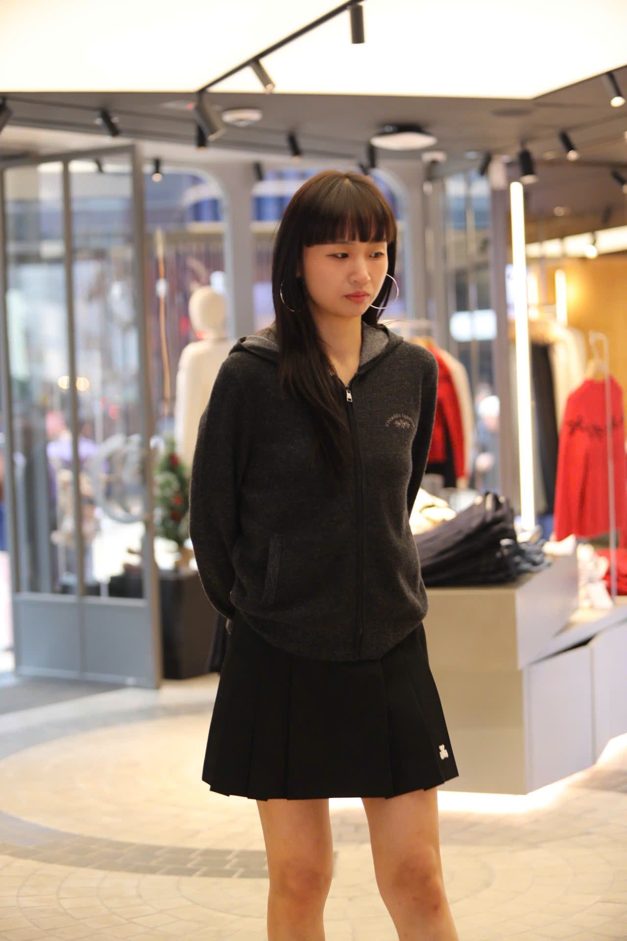  6.Chân váy ngắn xếp ly đen, gấu trắng, cạp chữ chạy 