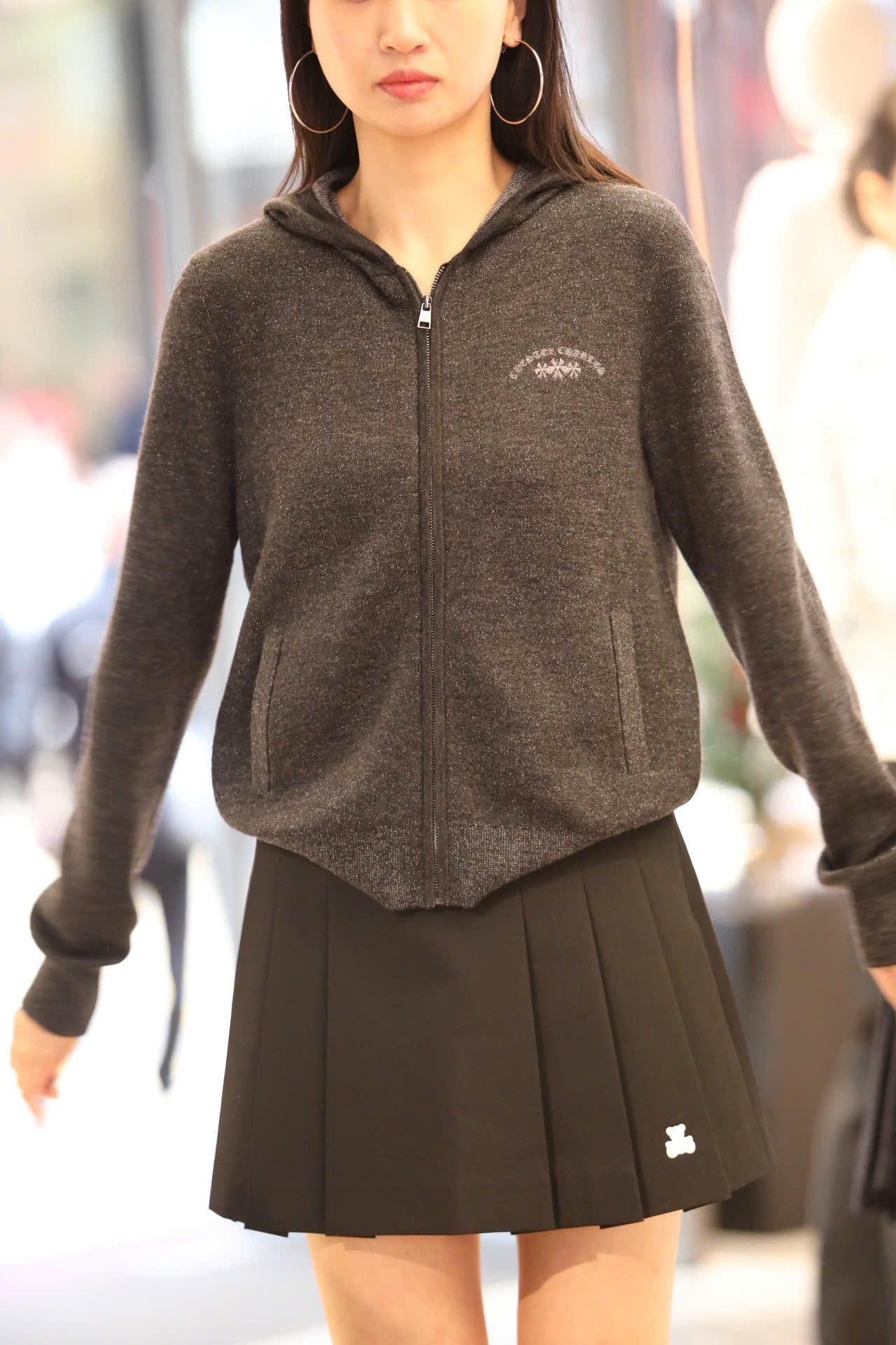  6.Chân váy ngắn xếp ly đen, gấu trắng, cạp chữ chạy 