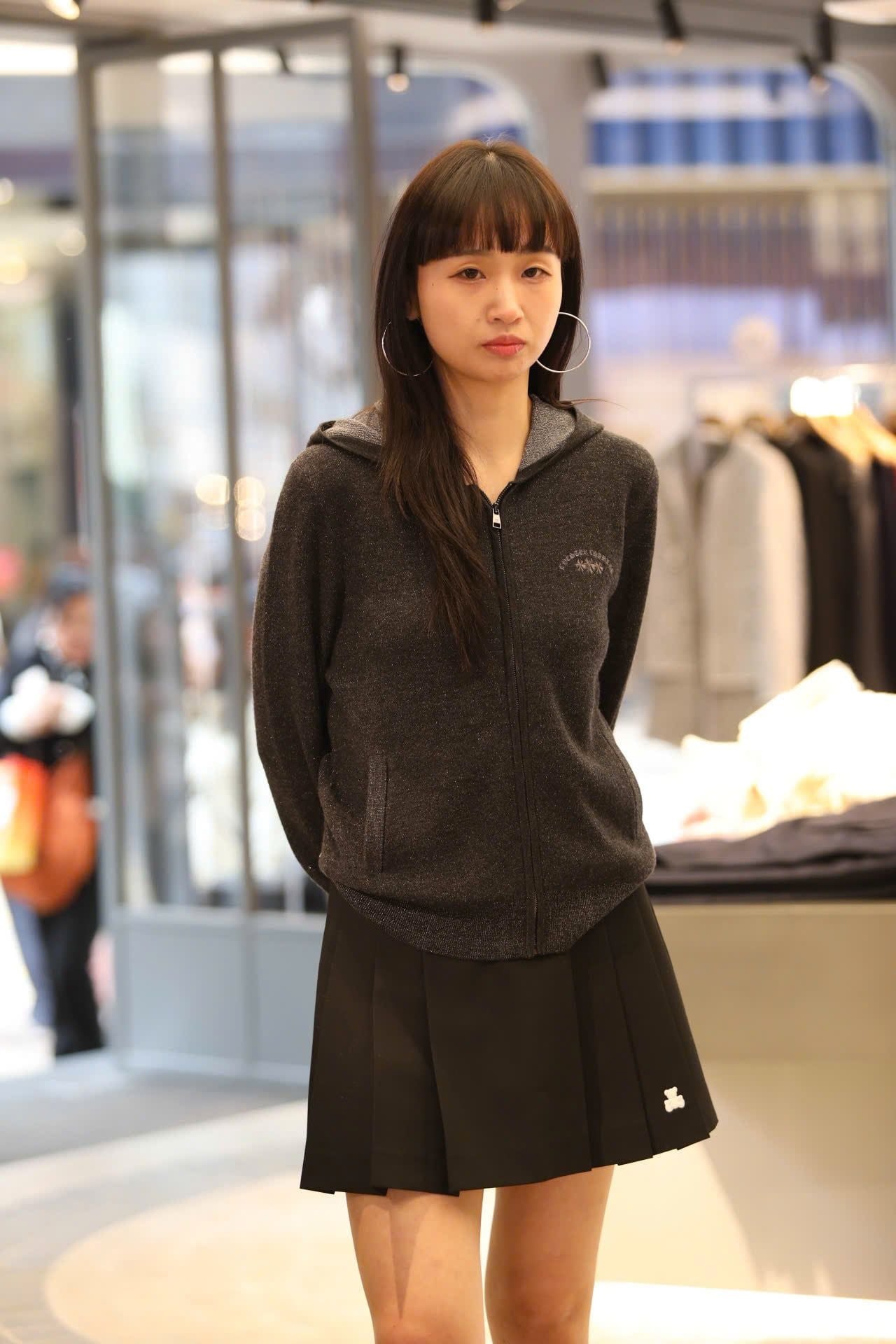  2.Áo khoác len xám có mũ - kéo khóa 