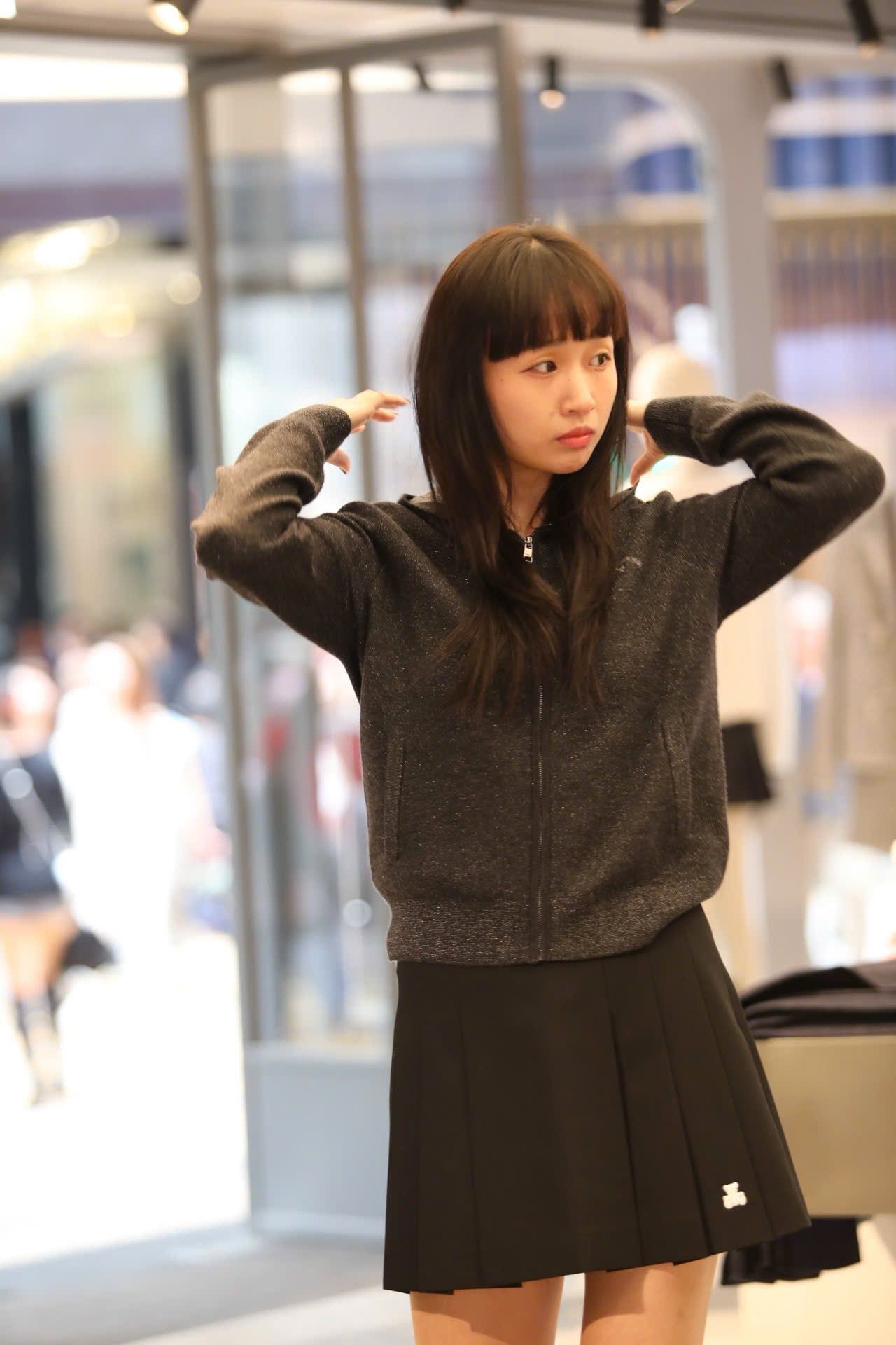  6.Chân váy ngắn xếp ly đen, gấu trắng, cạp chữ chạy 