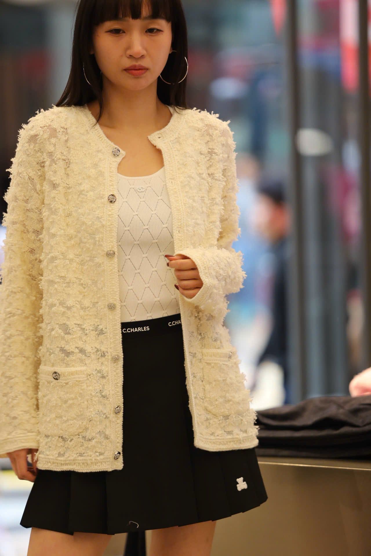  6.Chân váy ngắn xếp ly đen, gấu trắng, cạp chữ chạy 