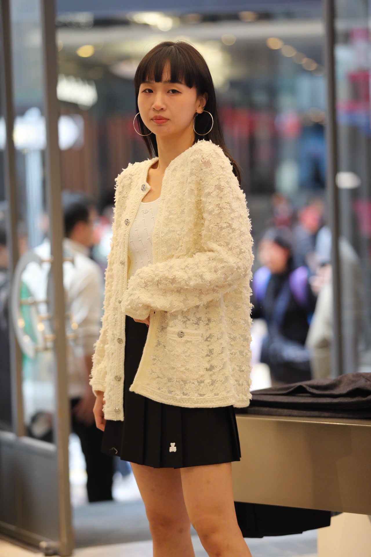  6.Chân váy ngắn xếp ly đen, gấu trắng, cạp chữ chạy 