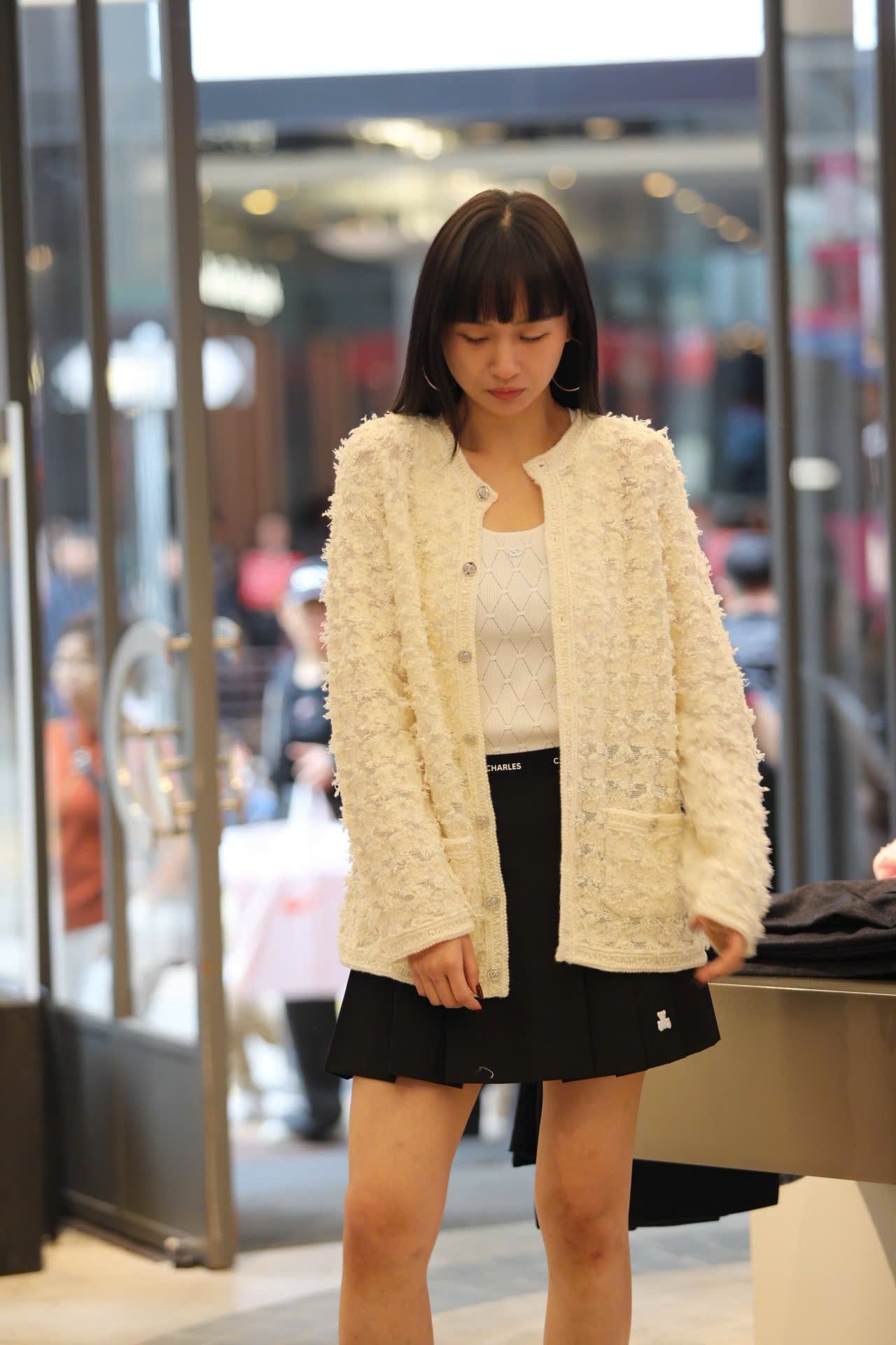  6.Chân váy ngắn xếp ly đen, gấu trắng, cạp chữ chạy 