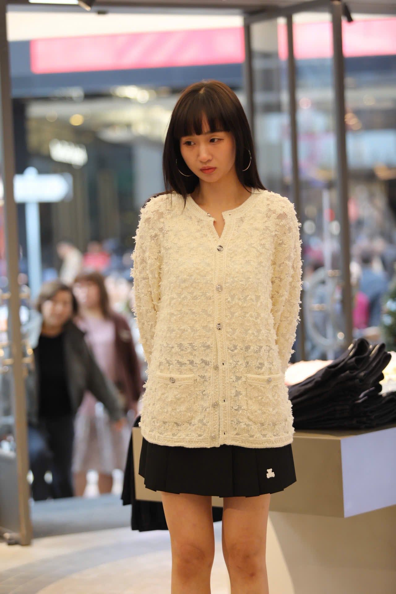  Áo CDG trắng kem cúc bạc dáng dài 