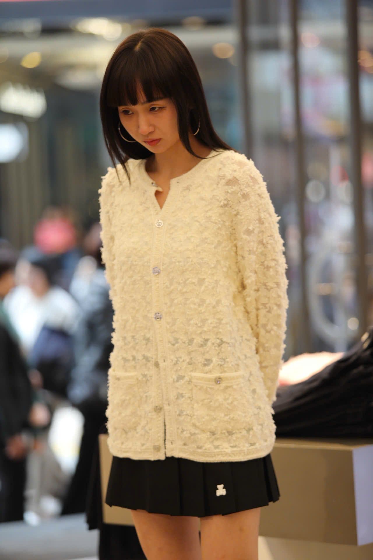  Áo CDG trắng kem cúc bạc dáng dài 