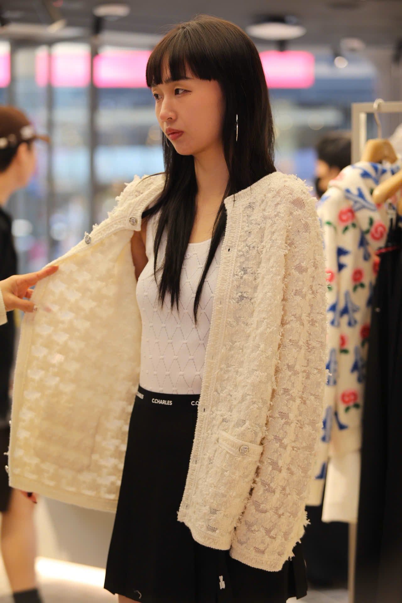  Áo CDG trắng kem cúc bạc dáng dài 