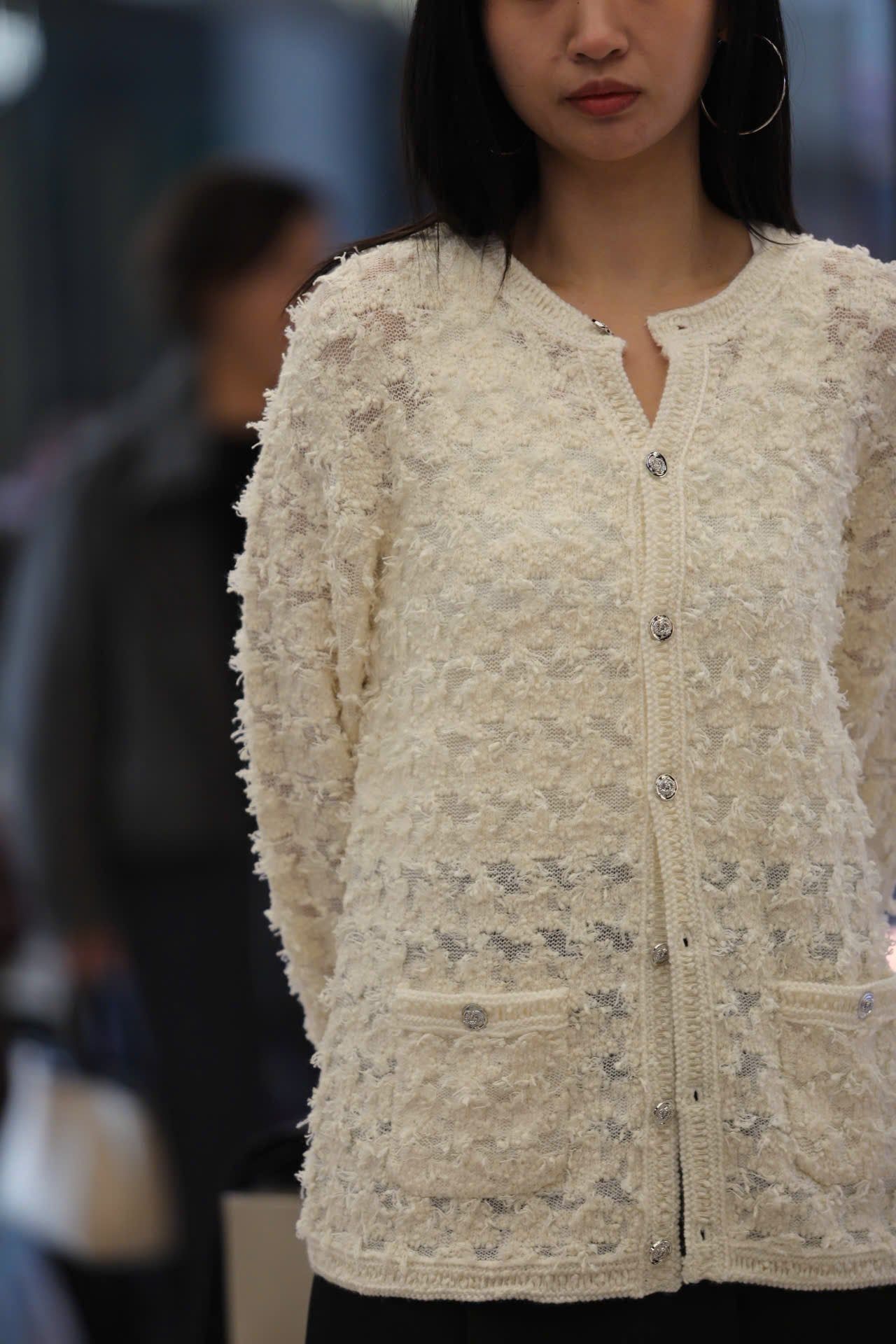  Áo CDG trắng kem cúc bạc dáng dài 