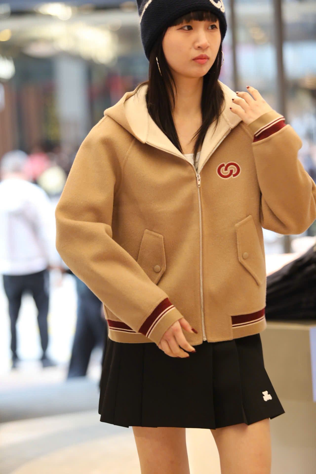  6.Chân váy ngắn xếp ly đen, gấu trắng, cạp chữ chạy 