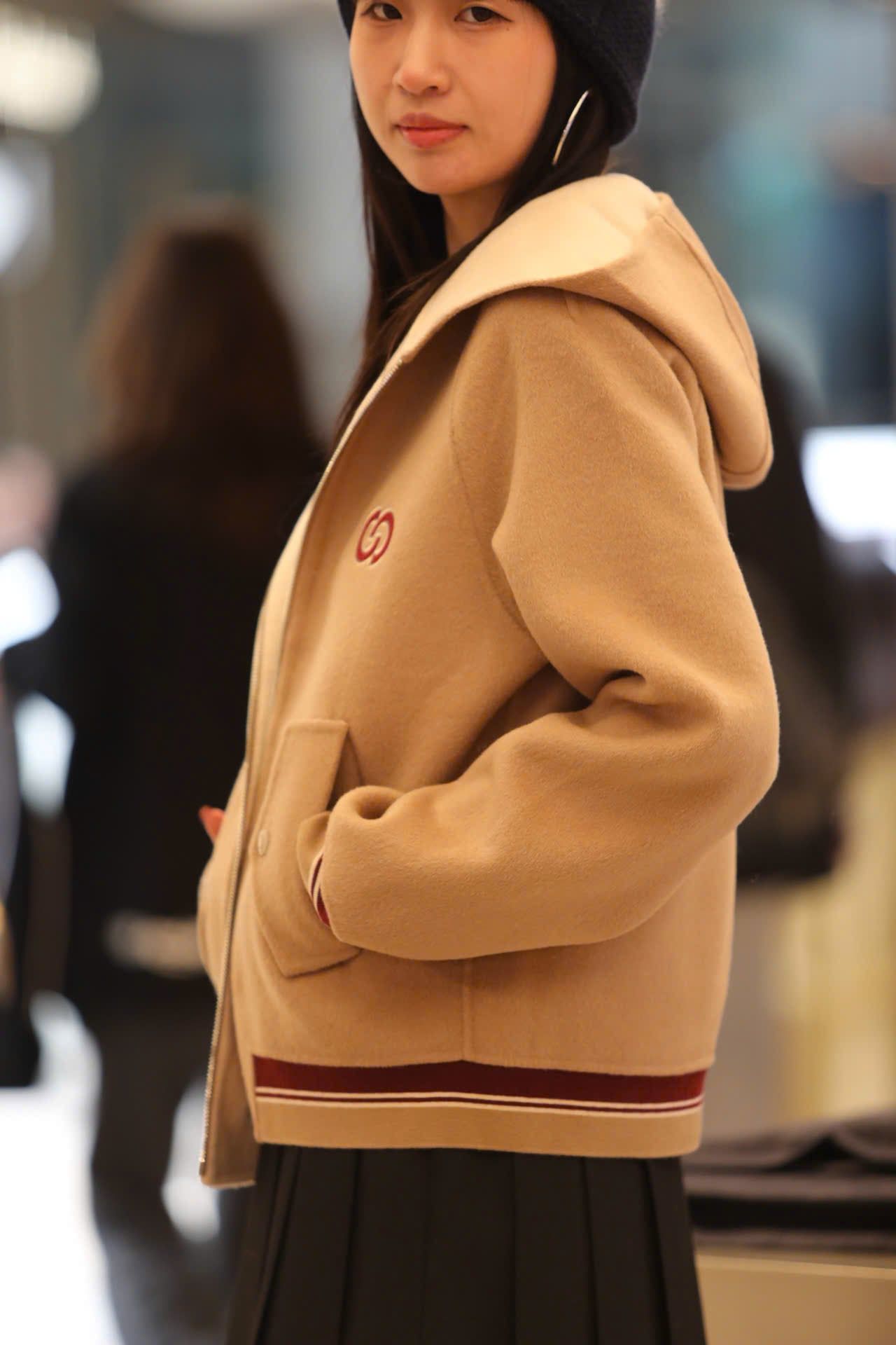  6.Chân váy ngắn xếp ly đen, gấu trắng, cạp chữ chạy 