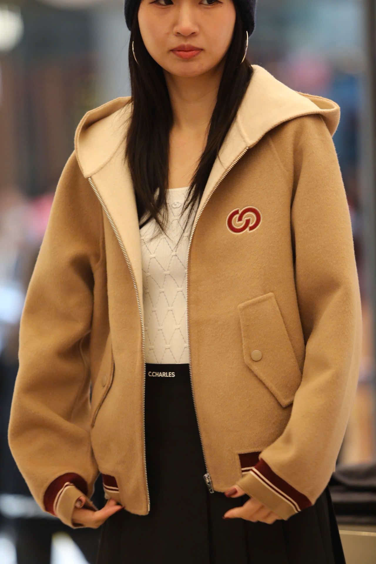  6.Chân váy ngắn xếp ly đen, gấu trắng, cạp chữ chạy 