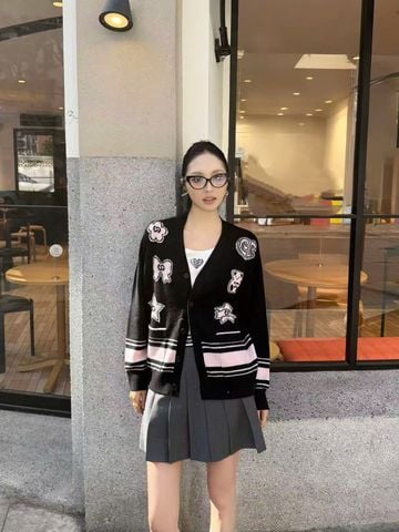  Áo CDG đen cổ V logo thêu nổi 