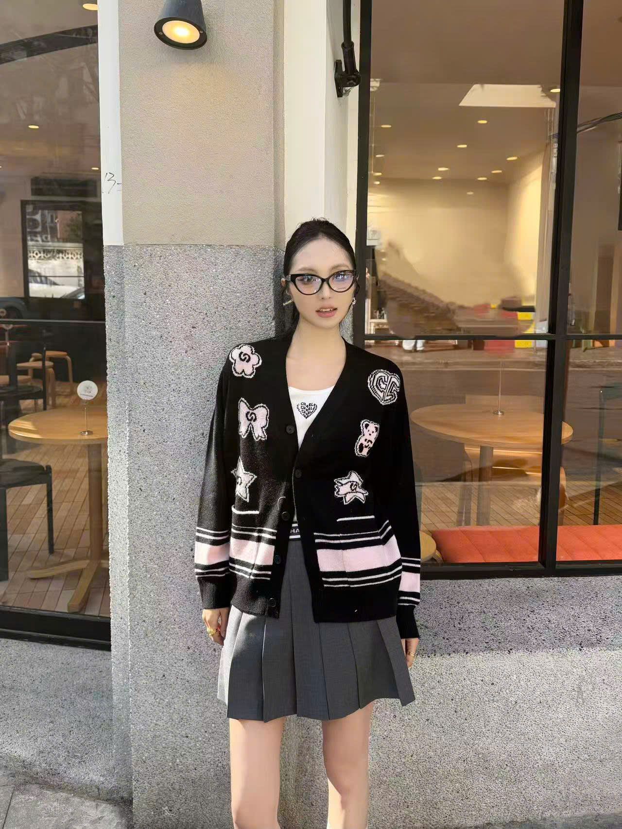  5.Chân váy ngắn xám xếp ly, cạp thun kẻ C.Charles 