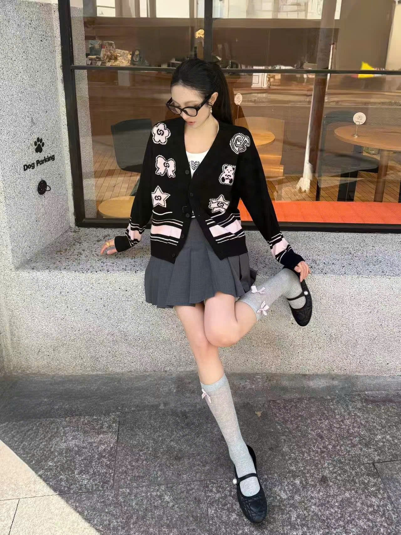  Áo CDG đen cổ V logo thêu nổi 