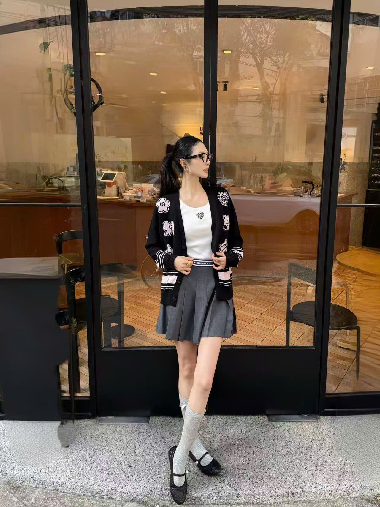  Áo CDG đen cổ V logo thêu nổi 