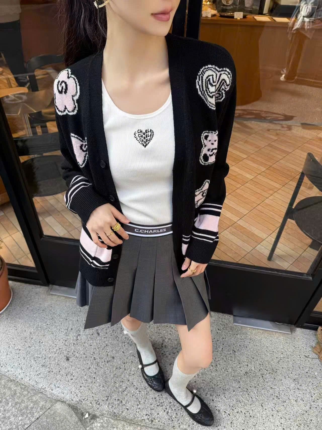  Áo CDG đen cổ V logo thêu nổi 