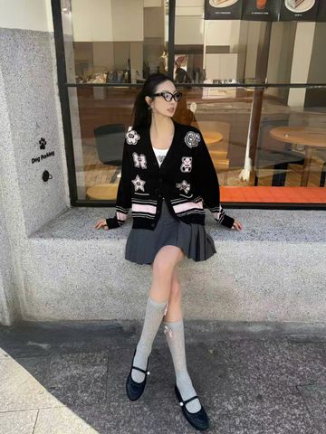  5.Chân váy ngắn xám xếp ly, cạp thun kẻ C.Charles 