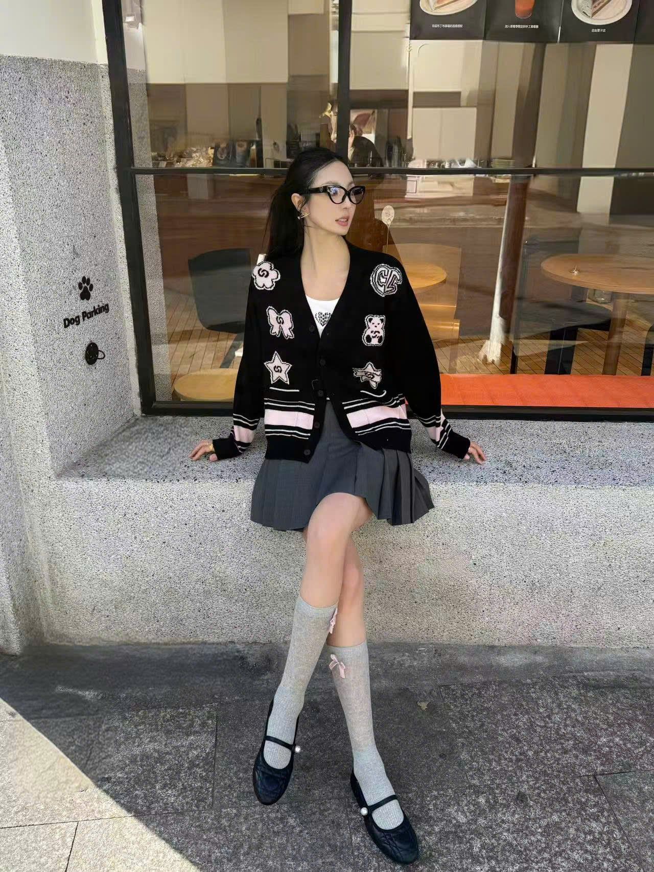  Áo CDG đen cổ V logo thêu nổi 