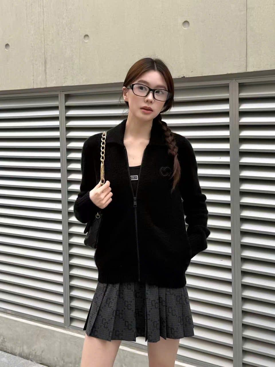  ÁO khoác bông đen, kéo khóa logo ngọc 1 bên 