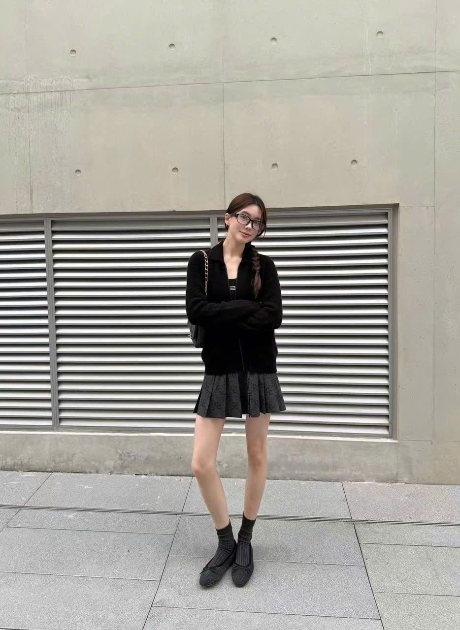  ÁO khoác bông đen, kéo khóa logo ngọc 1 bên 