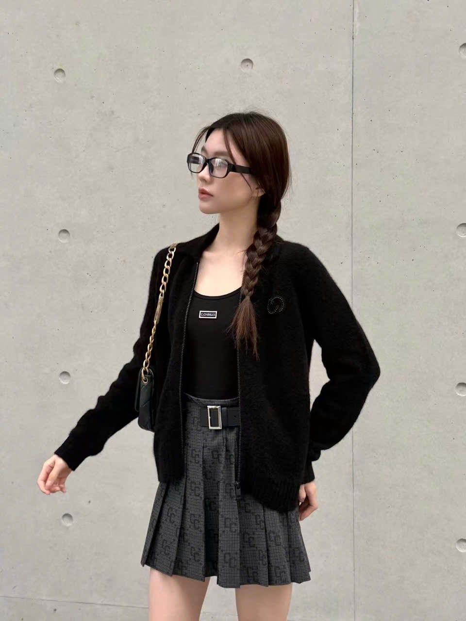  ÁO khoác bông đen, kéo khóa logo ngọc 1 bên 