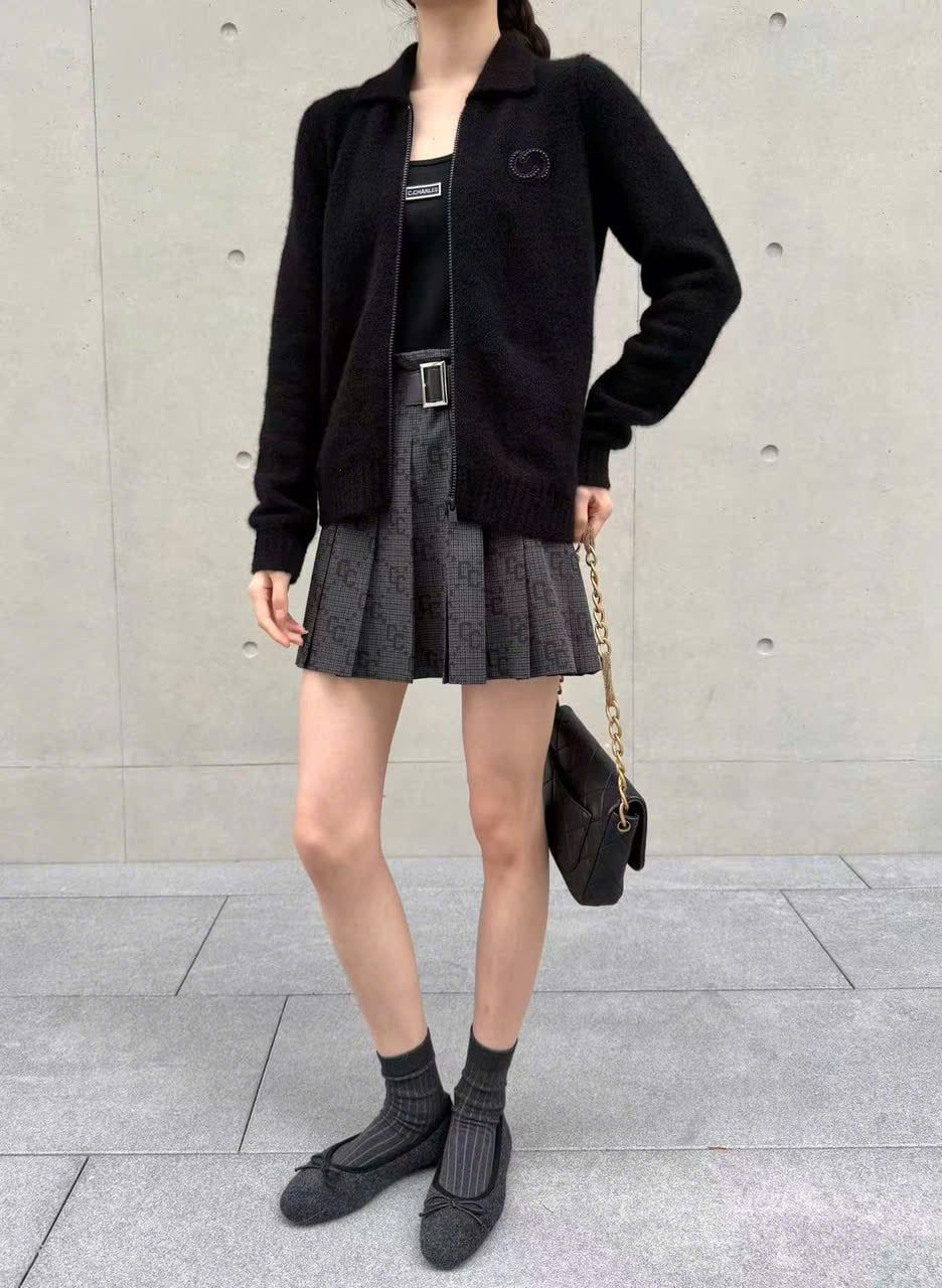  ÁO khoác bông đen, kéo khóa logo ngọc 1 bên 