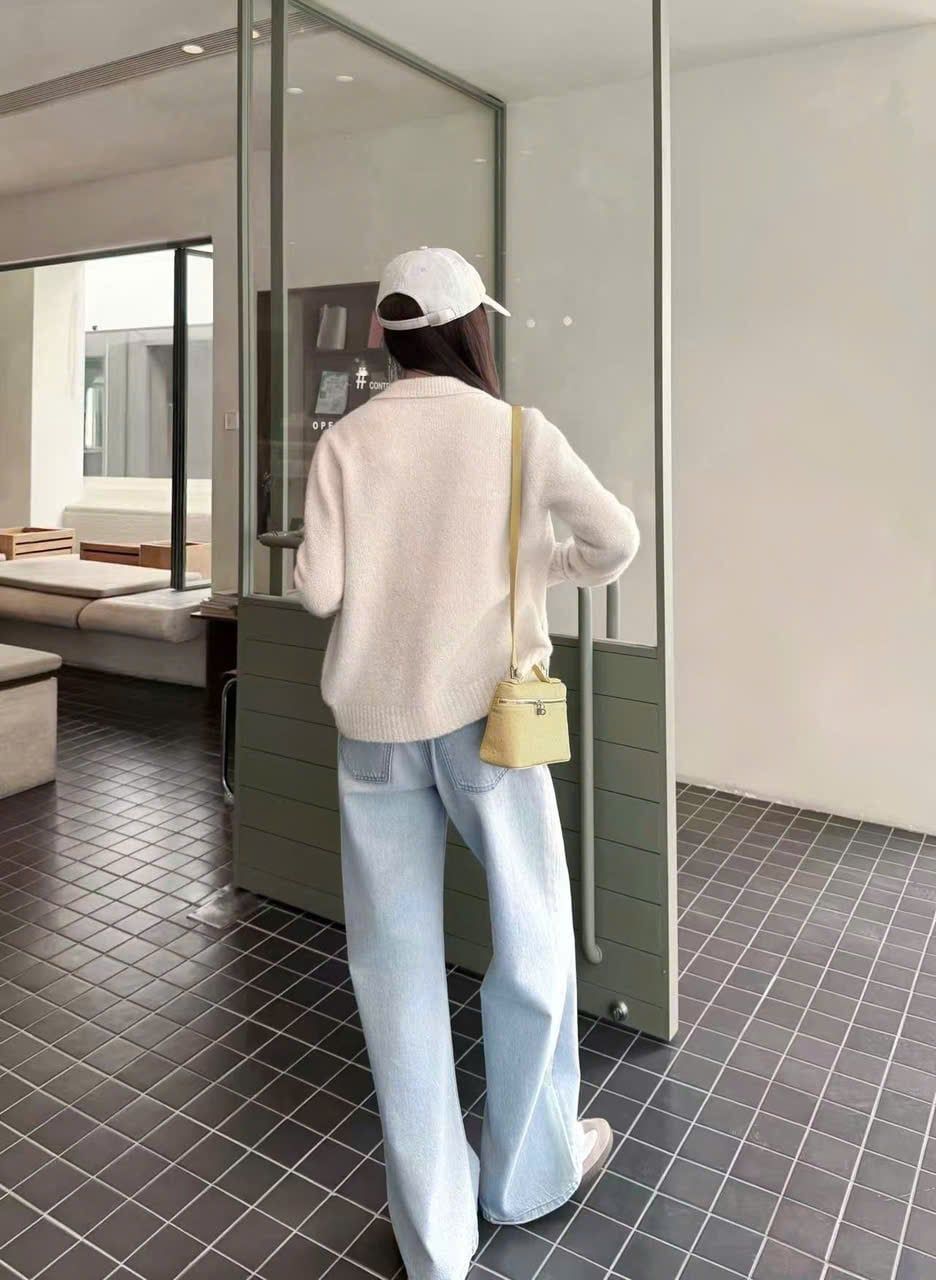  ÁO khoác bông trắng, kéo khóa logo ngọc 1 bên 