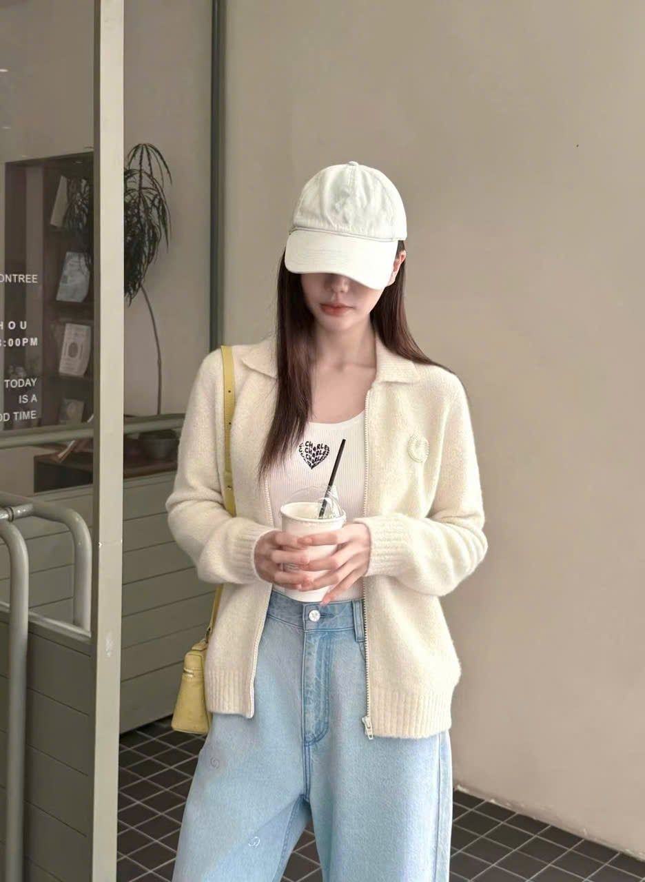  ÁO khoác bông trắng, kéo khóa logo ngọc 1 bên 