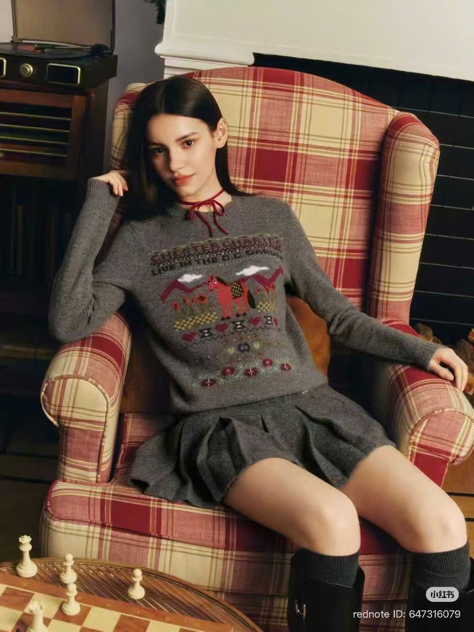  1.Áo len xám dài tay chú ngựa đỏ 