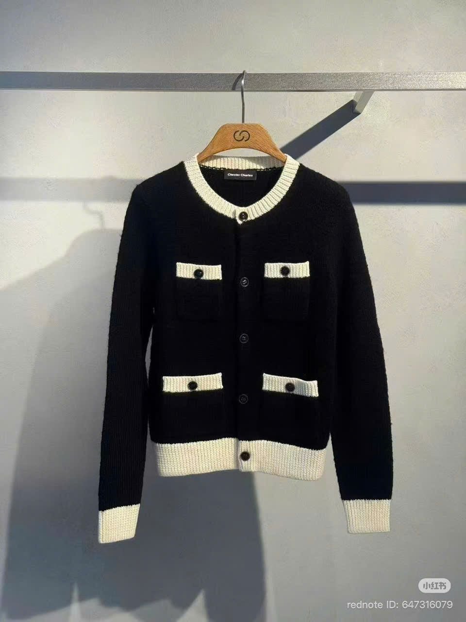  Áo CDG đen, 4 túi viền trắng 