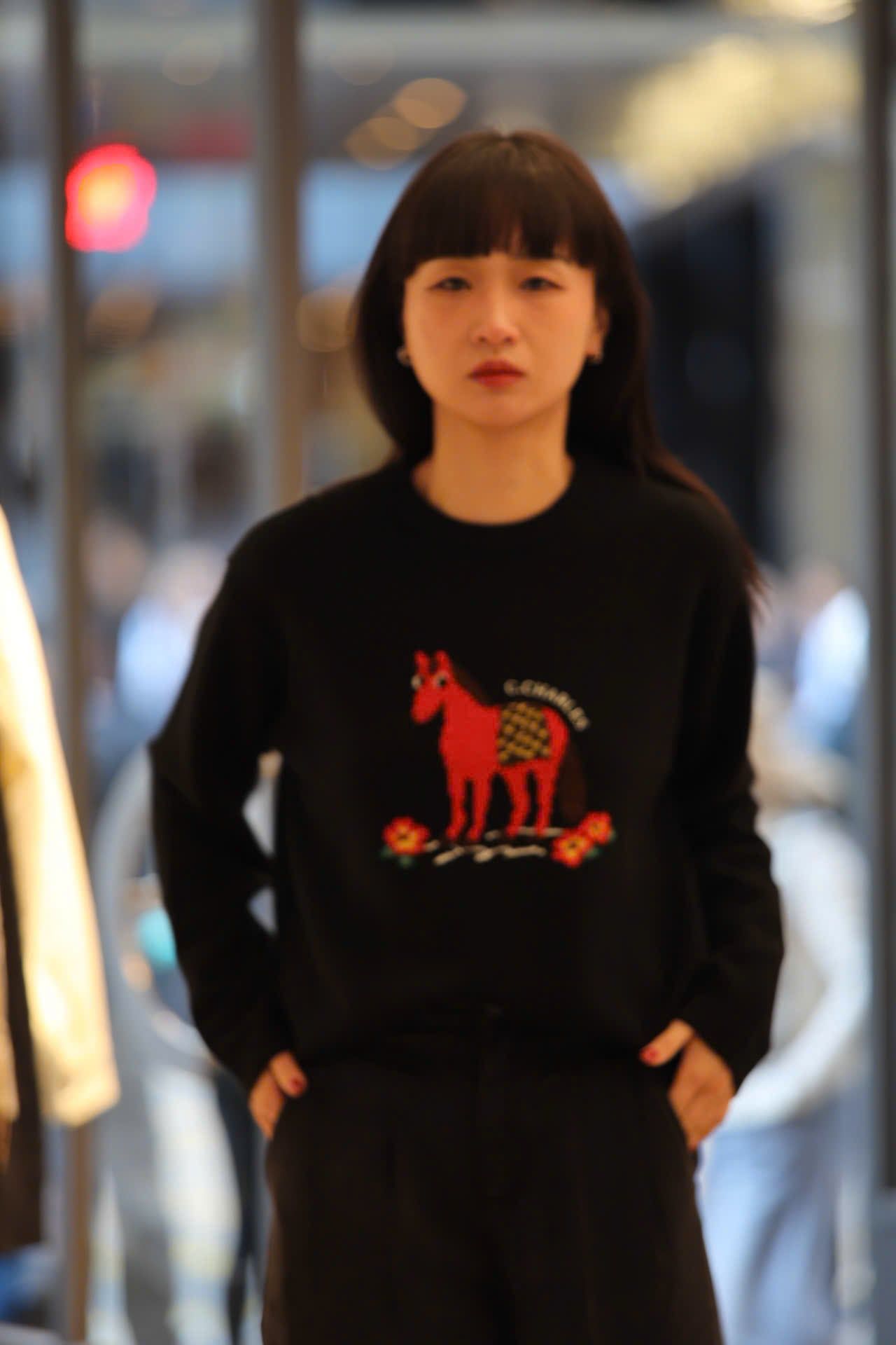  2.Áo len đen dài tay chú ngựa đỏ 