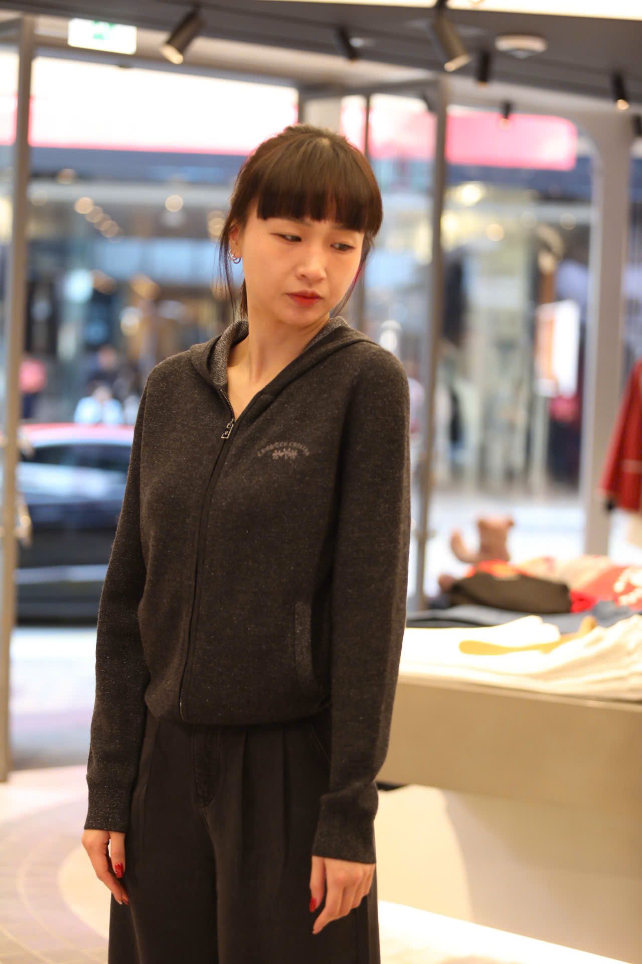  2.Áo khoác len xám có mũ - kéo khóa 